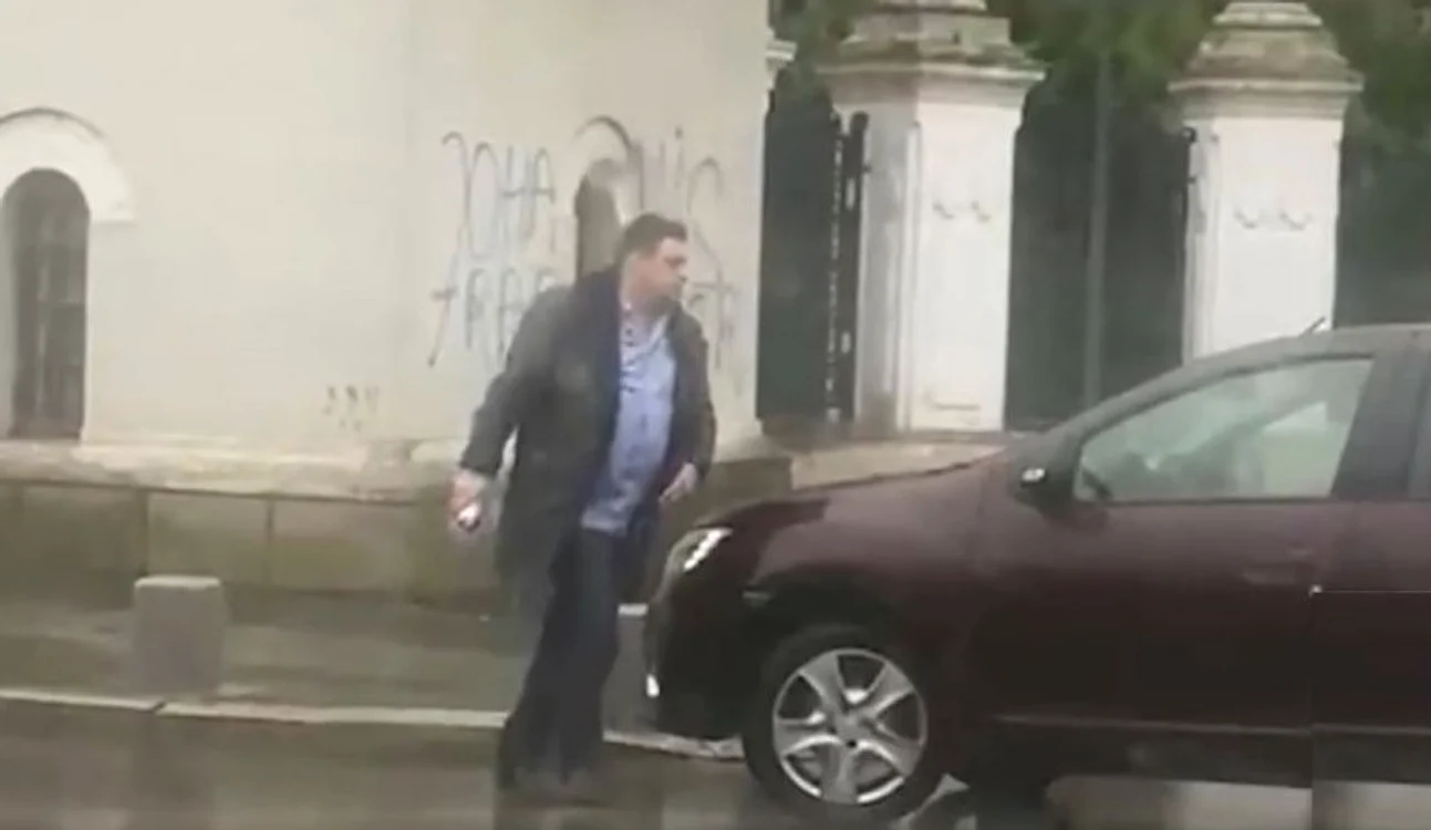 Căpățână a fost surprins urcându-se în mașină, după ce a scris pe gard „Iohannis trădător”.