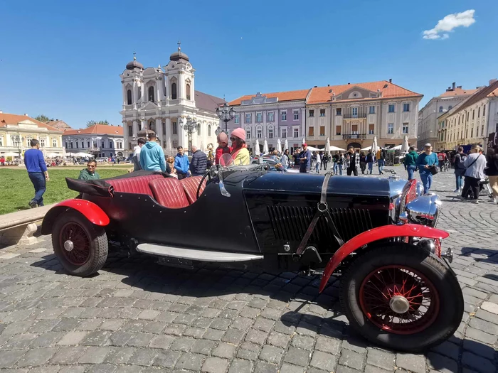 Bentleyul decapotabil în Piața Unirii din Timișoara FOTO Ștefan Both