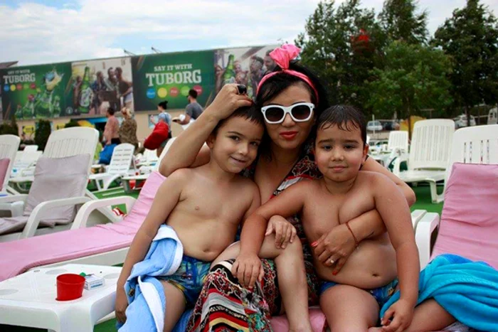 Adriana Bahmuţeanu are doi băieţi, Maximus (7 ani şi 11 luni) şi Eduard (4 ani şi 9 luni)