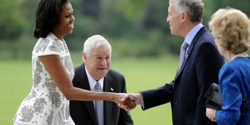 Sir David Walker a întâmpină pe prima Doamnă a SUA la Palatul Buckeingham Foto