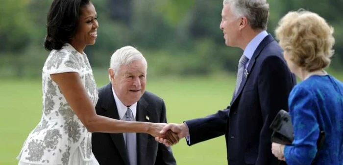 Sir David Walker o întâmpină pe Michelle Obama la Palatul Buckeingham Foto arhivă: Reuters
