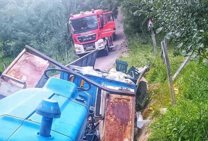 Un bărbat a murit şi trei femei au fost rănite, după ce un tractor s-a răsturnat. O persoană a fost transportată la spital cu elicopterul SMURD