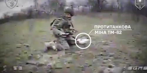 soldat rus execută un asalt sinucigaș cu o mină în brațe foto captura video jpg