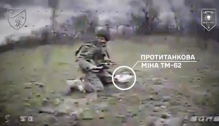Un soldat rus execută un asalt sinucigaș cu o mină în brațe. FOTO: Captură video