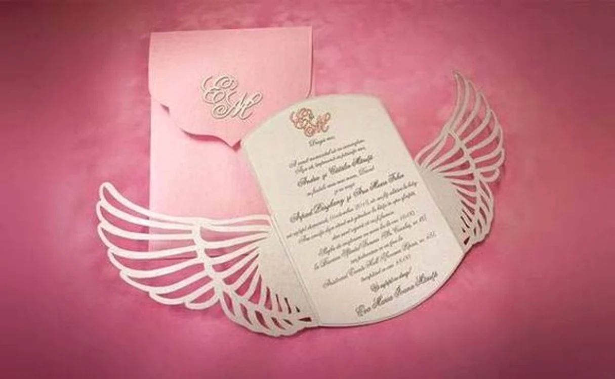 Invitații la botezul Evei au aplicații de cristale Swarovski