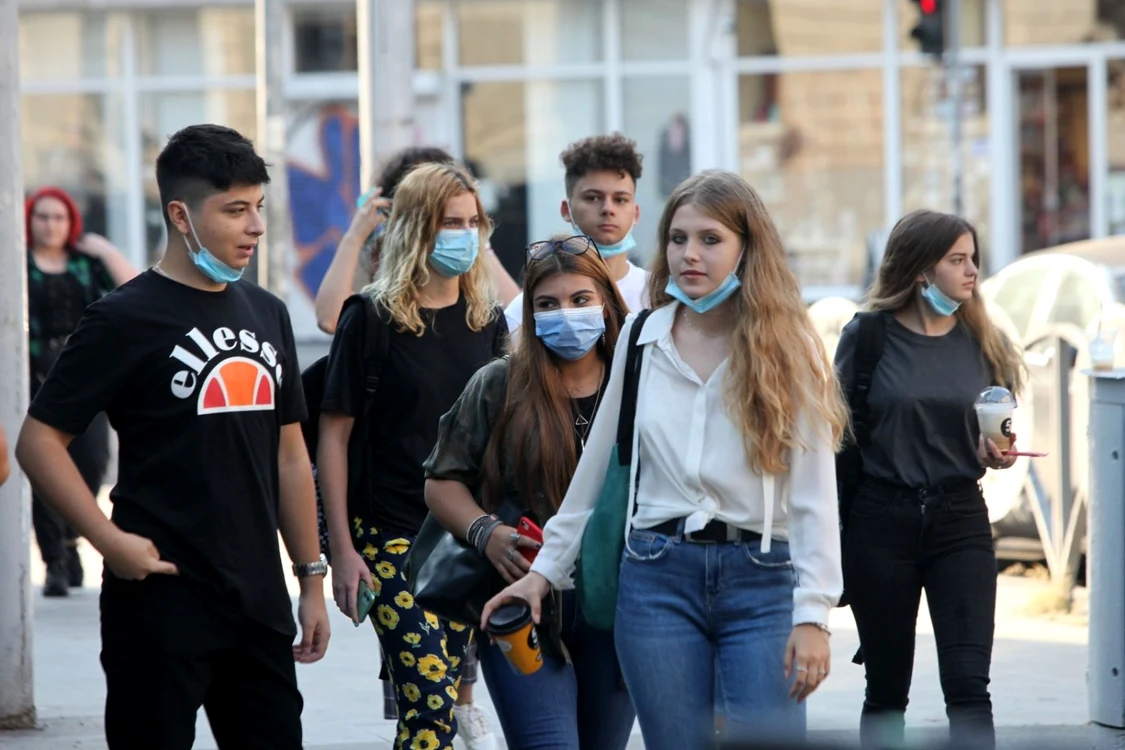 Cel mai bun prieten ne poate infecta asemenea unui străin dacă nu purtăm masca şi nu menţinem distanţarea