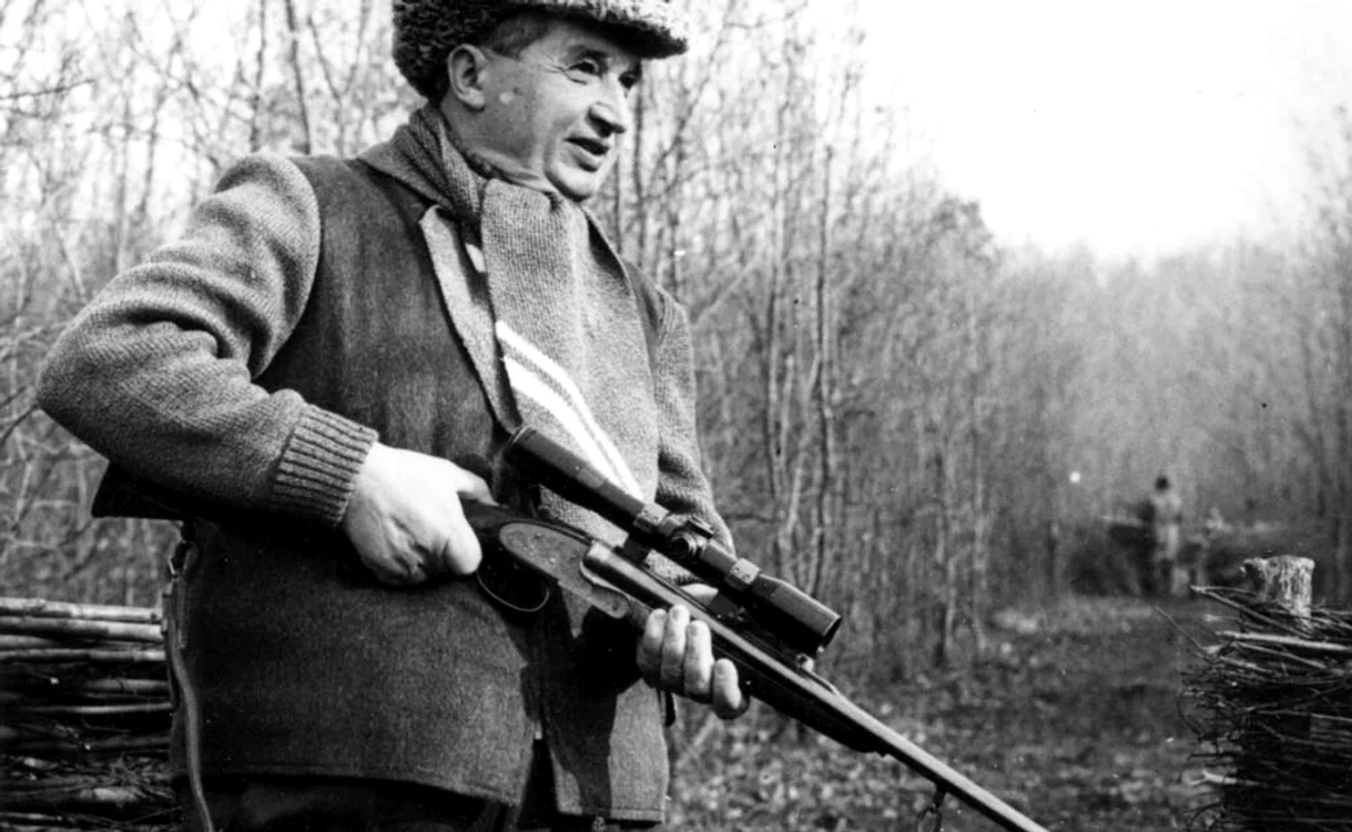 
    Nicolae Ceaușescu și-a însușit această  pușcă de vânătoare, fabricată pentru Regele Carol al II-leaFoto: Gettyimages  