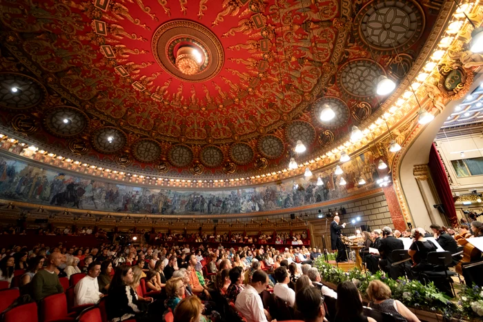 Cristian Mandeal dirijează Orchestra „Transilvania” în sala magică. Foto: Anca Arambaşa