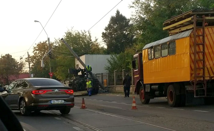 Tanc versus stâlp pe străzile din Galaţi FOTO Facebook/GSDG