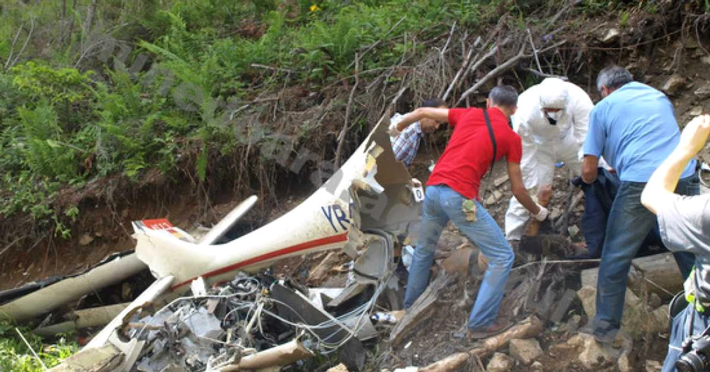 Cadavrul a fost scos dintre fiarele epavei. Foto: Daniel Guţă