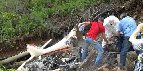 Cadavrul a fost scos dintre fiarele epavei. Foto: Daniel Guţă