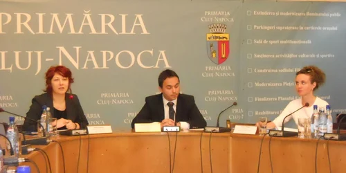 Ioana Pastuhov (stânga), PR la British Council Cluj-Napoca, a vorbit despre filme documentare la sediul Primăriei Cluj-Napoca