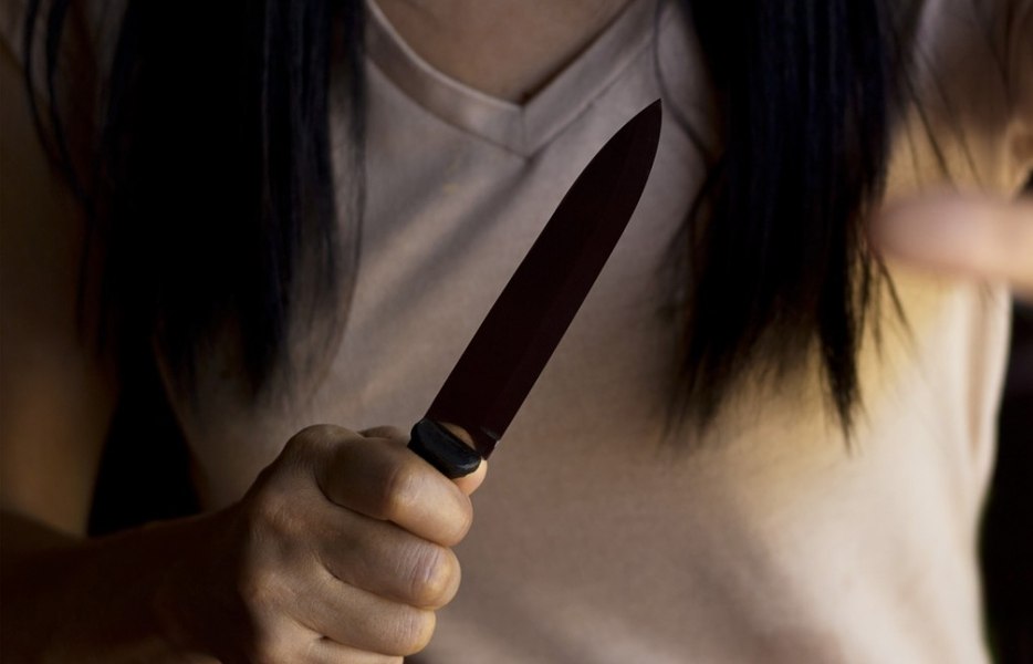 Un bărbat a fost înjunghiat de noră cu cuțitul de cozonac, în noaptea de Înviere. Ce le-a povestit medicilor