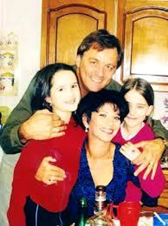 3 elena carstea si fiicele adoptate 4 jpg jpeg