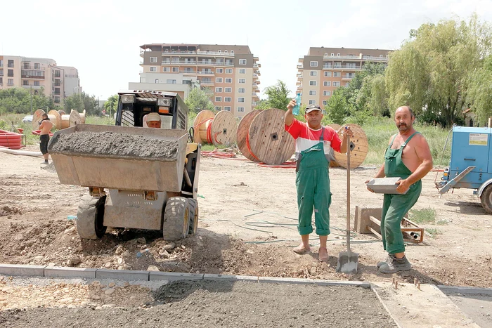 Marcel şi Adrian îşi împart sarcinile frăţeşte: în timp ce unul bea apă rece de la şefi, celălalt munceşteFoto: Florin Şuler