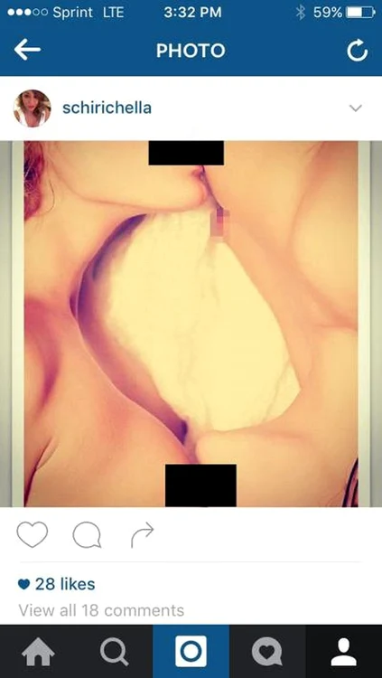 În imagine, Samantha apare sărutând o altă femeie pe sâni