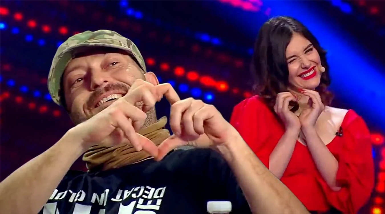 
    Nici nu a intrat bine pe scenă, căci Ionela Irimescu a și primit o inimă de la durul Cheloofoto: Antena 1  