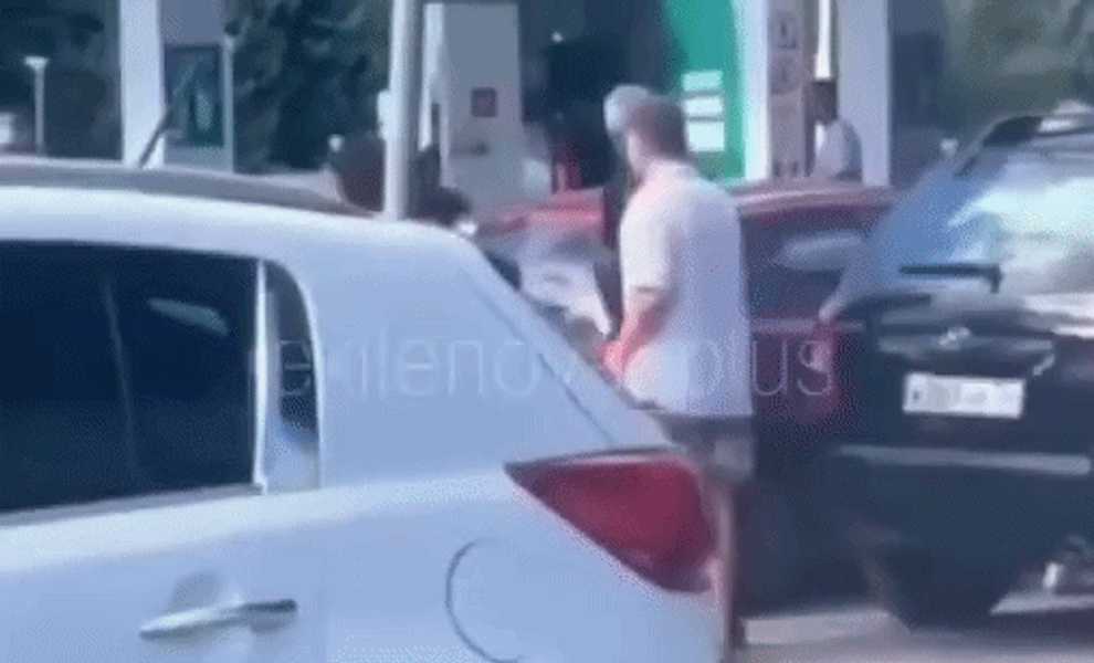 Rușii care se plâng de lipsa benzinei sunt amendați sau arestați: bătăi la pompe și cozi de 5 ore 