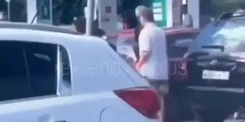 GIF Bataie benzinarie rusia 