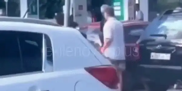 GIF Bataie benzinarie rusia 