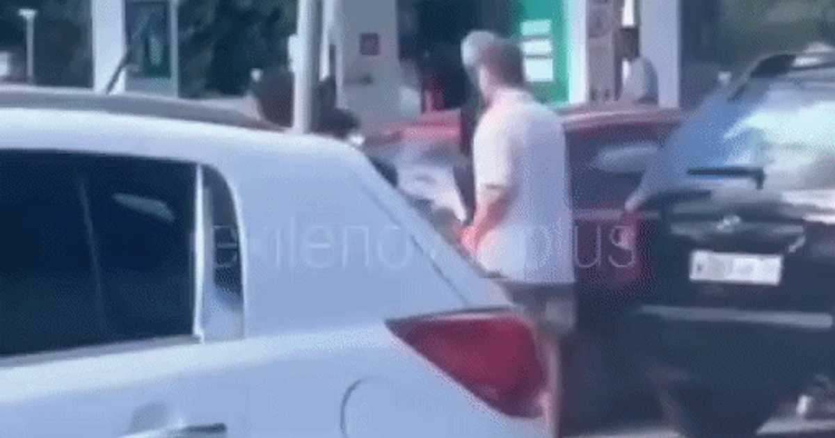 Rușii care se plâng de lipsa benzinei sunt amendați sau arestați: bătăi la pompe și cozi de 5 ore