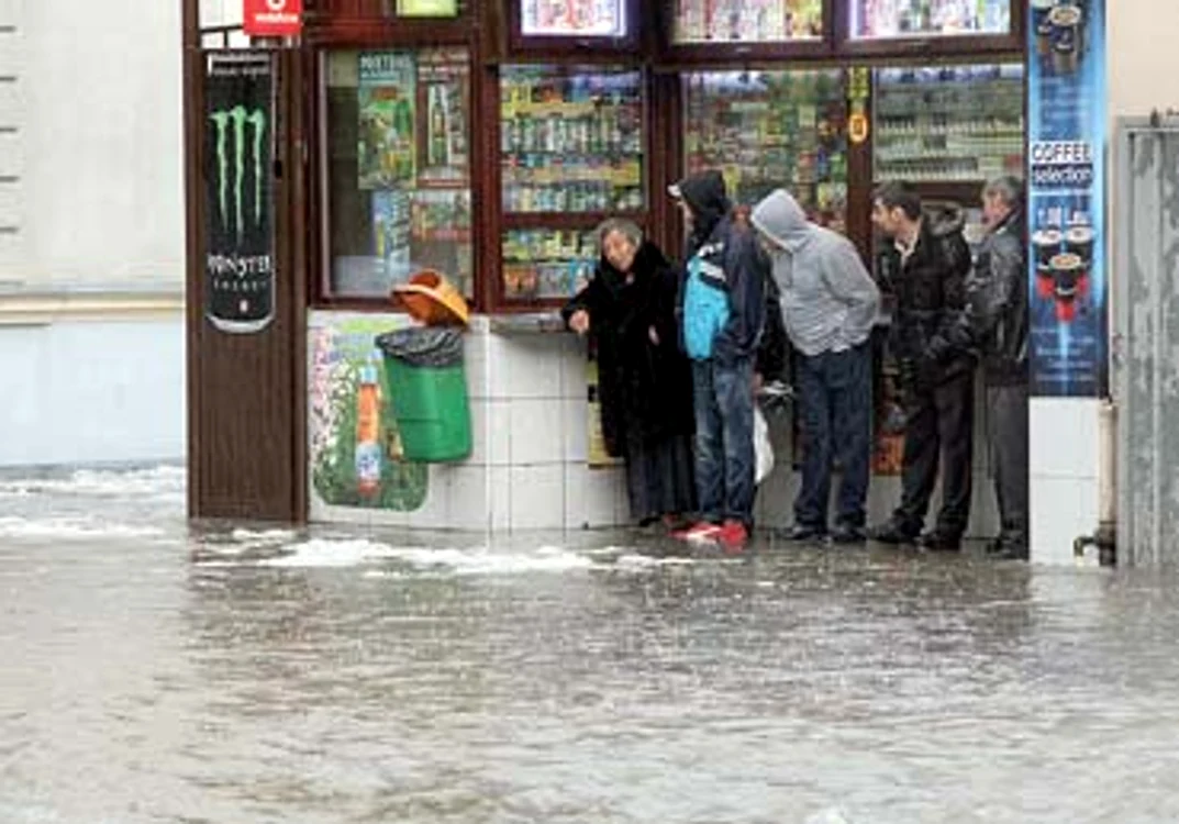 Vor fi ploi torenţiale însoţite de tunete şi fulgere
