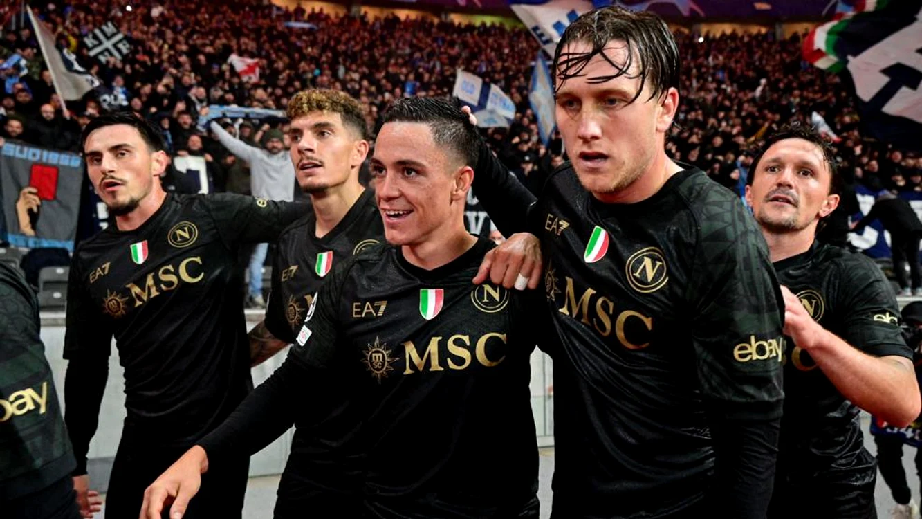 Giacomo Raspadori este felicitat după ce a dat singurul gol la Berlin. Foto: Getty Images