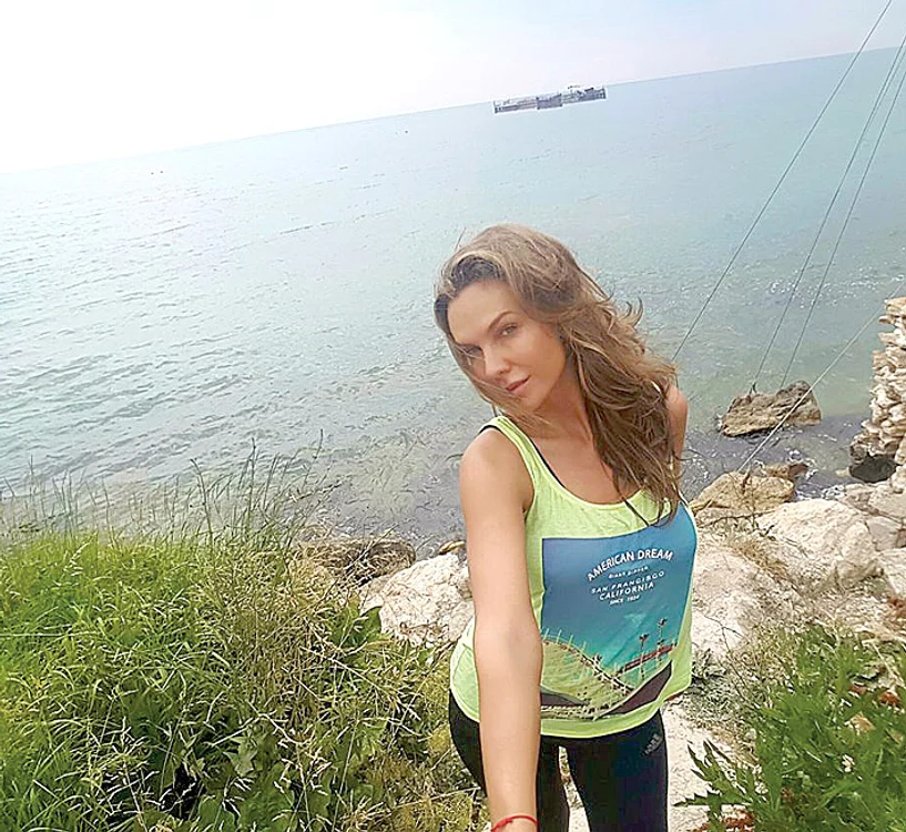 Anna Lesko i-a cumpărat băieţelului ei o  piscină din plastic. De când a devenit  mămică, sânii ei parcă au explodat
