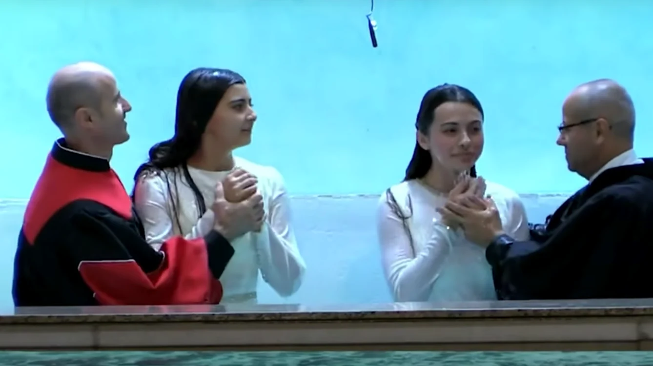 Laura Bretan (dreapta) și sora ei au primit botezulfoto: captura Youtube