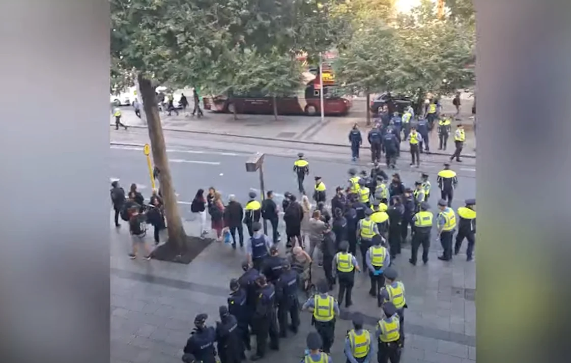 Manifestaţia anti-imigraţie s-a încheiat cu 19 arestări. FOTO captură video NT YouTube 