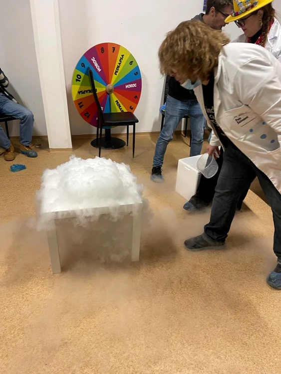 Copiii participă la experimente practice FOTO Fun Science Galați