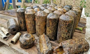 O parte din muniția descoperită de arheologii slovaci (© Pavol Škorvánek / The Slovak Spectator)