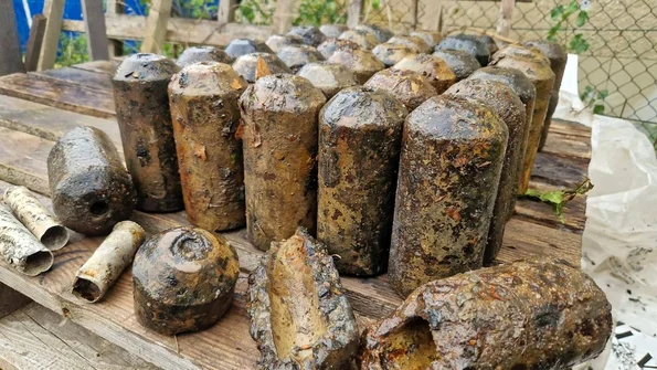 O parte din muniția descoperită de arheologii slovaci (© Pavol Škorvánek / The Slovak Spectator)