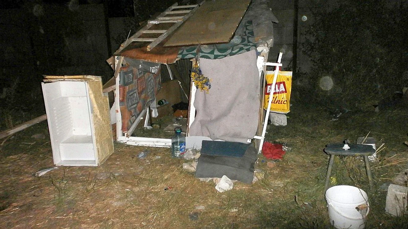 Locuinţe improvizate demolate de autorităţi. FOTO: Arhivă