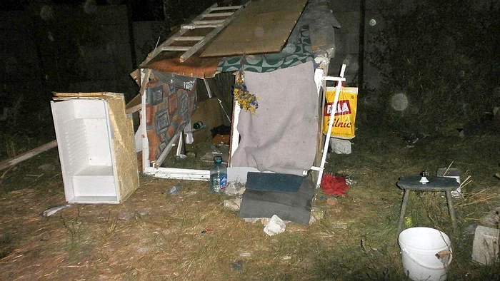 Locuinţe improvizate demolate de autorităţi. FOTO: Arhivă