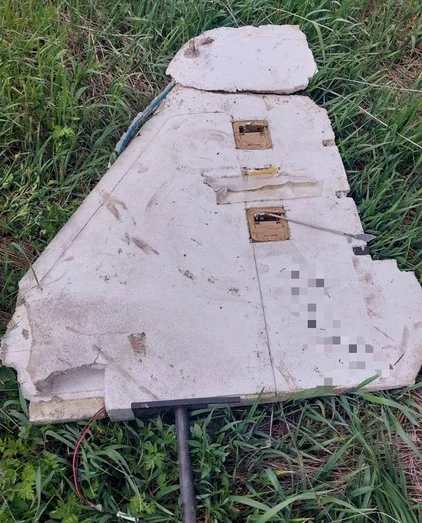 Bucățile de dronă au fost depistate pe un câmp. FOTO: Telegram.org/ Poliția Republicii Moldova