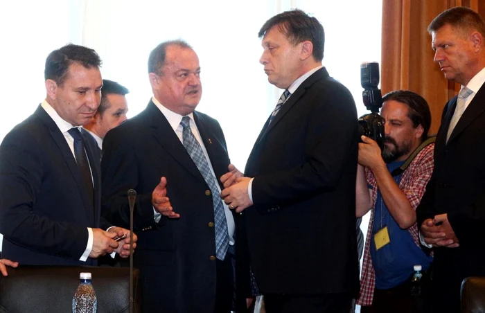 Liderul PDL Vasile Blaga, fostul preşedinte PNL Crin Antonescu şi Klaus Iohannis, actual interimar FOTO Adevărul
