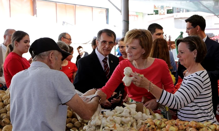 Majestatea Sa Margareta si Principesa Sofia in piata din Alexandria   Daniel Angelescu, Casa Majestatii Sale (3) jpg