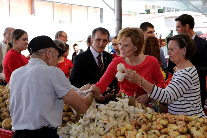 Majestatea Sa Margareta si Principesa Sofia in piata din Alexandria Daniel Angelescu, Casa Majestatii Sale (3) jpg