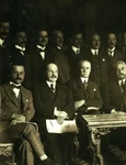 Delegația română la Conferința de Pace. În centru (jos), Ionel Brătianu