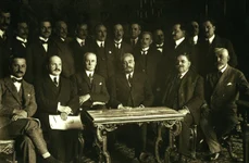 Delegația română la Conferința de Pace. În centru (jos), Ionel Brătianu