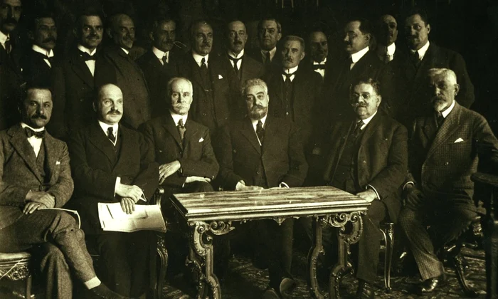 Delegația română la Conferința de Pace. În centru (jos), Ionel Brătianu