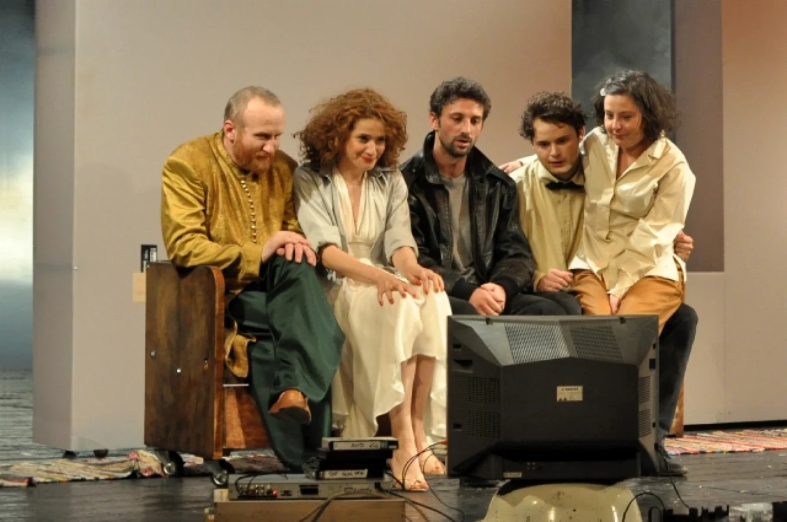 Imagine din spectacolul „Amărăştenii“, primul al Secţiei Dramă din această stagiune. FOTO teatruploiesti.ro