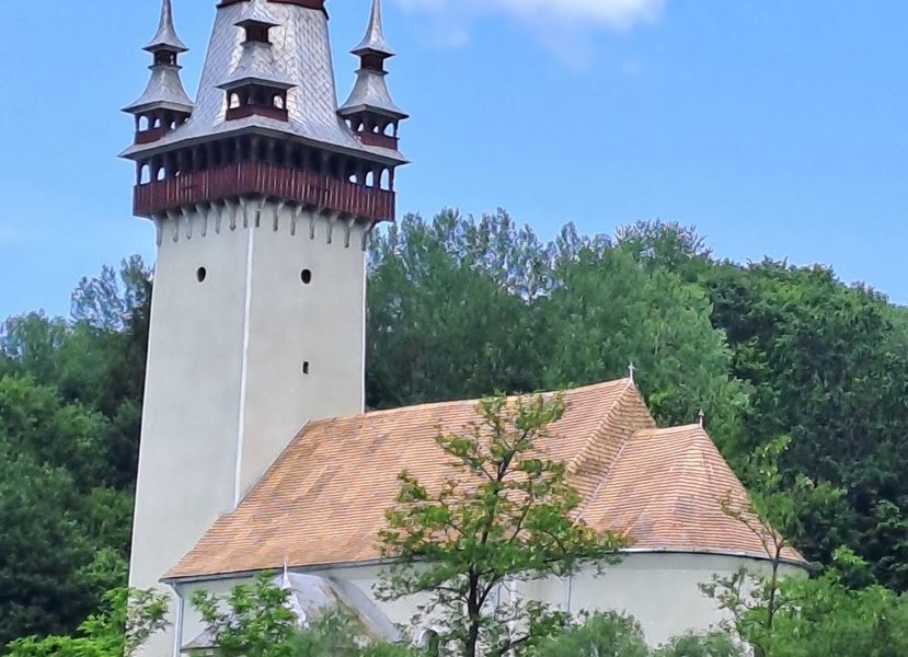 Biserica-monument din Roșia Montană, cu turnul cât un bloc cu 10 etaje. A fost construită în urmă cu aproape 300 de ani