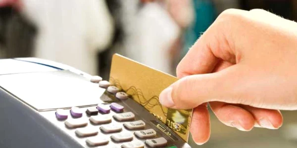 Deţinătorii de carduri preferă încă să-şi plătească cumpărăturile cu numerar decât cu cardul direct la comerciant 