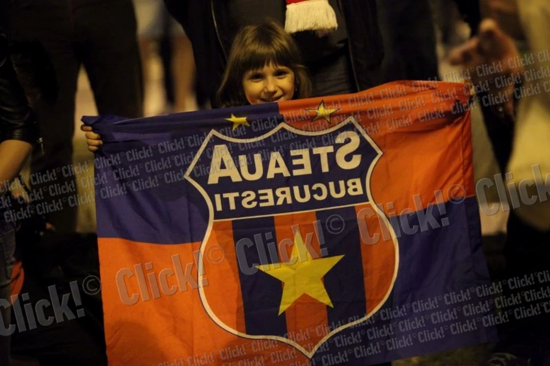 Suporterii stelişti au sărbătorit în Piaţa Constituţiei
