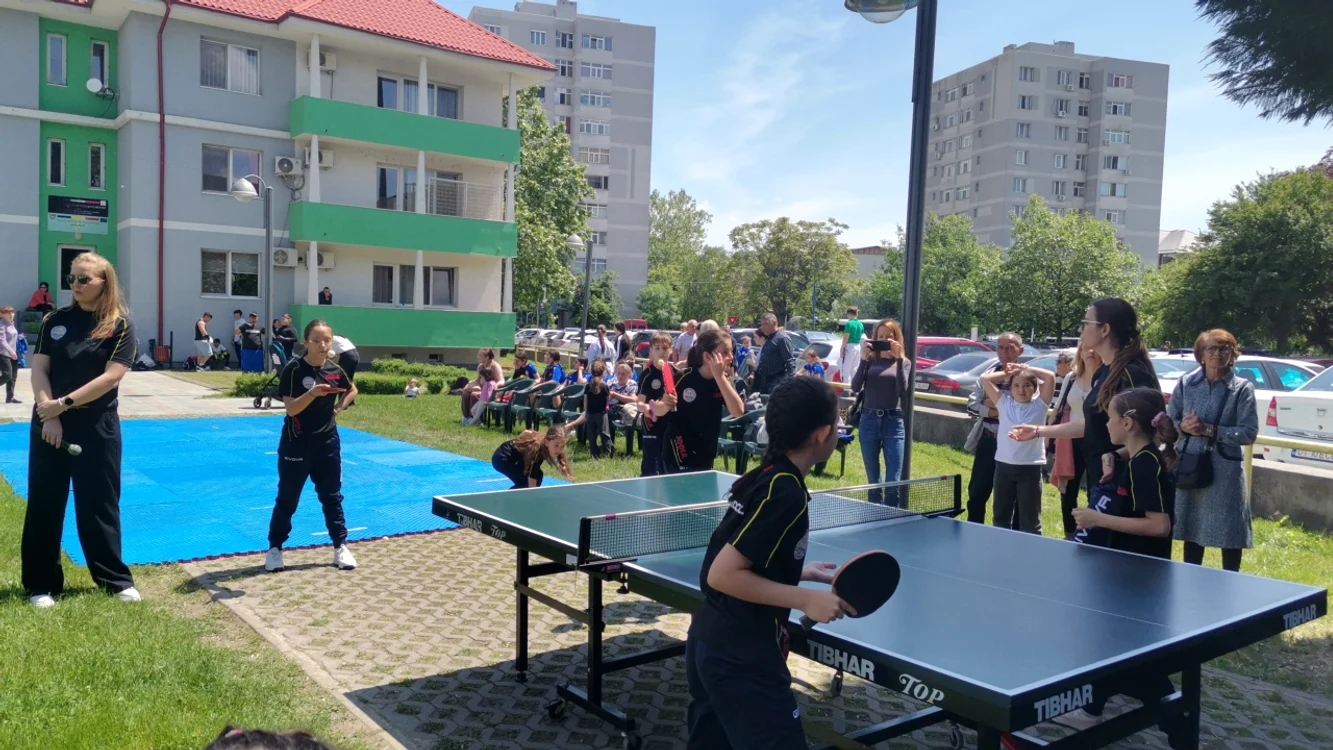 tenismeni_la_masa_de_tenis_foto_alina_mitran