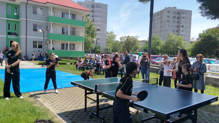 tenismeni_la_masa_de_tenis_foto_alina_mitran