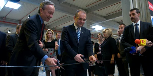Preşedintele companiei, Michael Hoffman şi prim-ministrul Boc taie "furtunul" inaugural