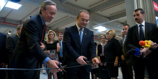 Preşedintele companiei, Michael Hoffman şi prim-ministrul Boc taie "furtunul" inaugural